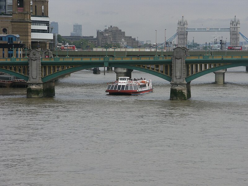 File:Millennium Bridge, London 21.jpg