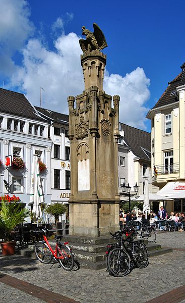 File:Moers, Altmarkt, CN-III.jpg