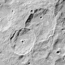 Moiseev ve Moiseev Z kraterleri AS16-M-3008 ASU.jpg