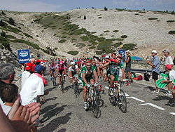 El pelotón ascendiéndolo en el Tour de Francia 2002.