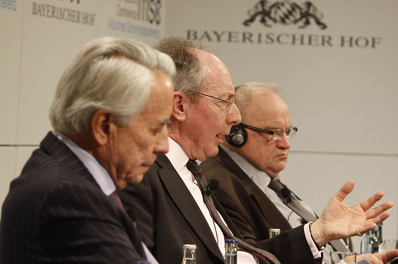 File:Msc2012 20120204 004 Burt Rifkind Esin SZwez.jpg