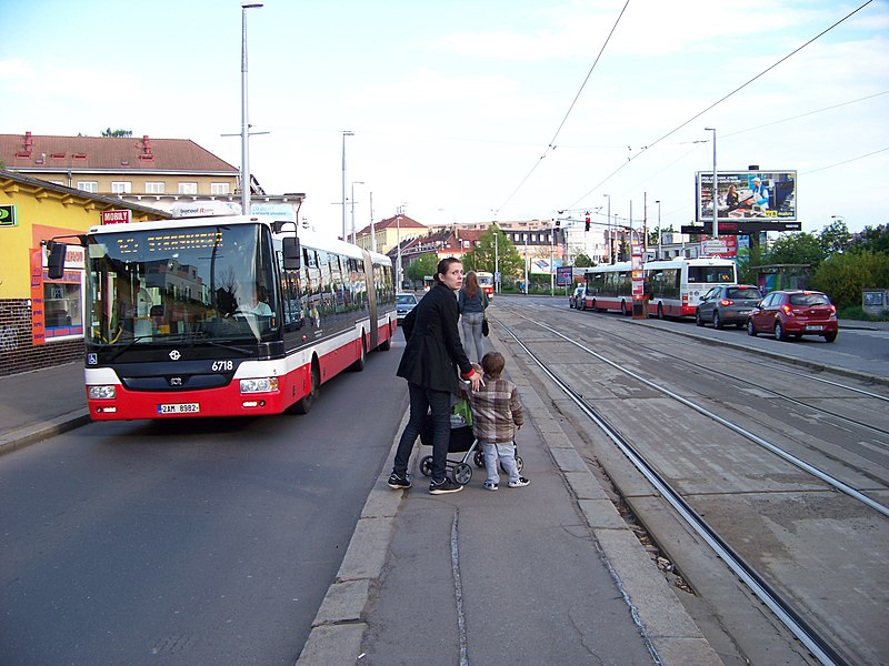 File:Nádraží Strašnice, autobusy 125 a tramvaj XA.jpg