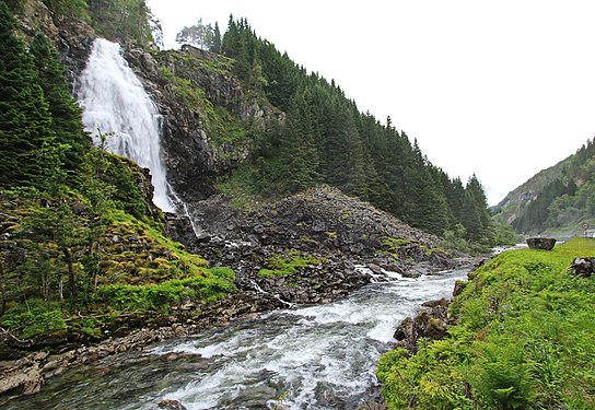 Bergfluss und Wasserfall in Norwegen. Befindet sich gegenüber vom Wasserfall Låtefossen / Låtefoss in Norwegen. Odda Kommune, Hordaland.