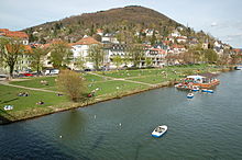 Heidelberg, das Neuenheimer Ufer mit der Neckarwiese und dem Heiligenberg