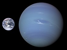 Neptune et la Terre représentées à l'échelle côte à côte