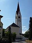 Sognekirke St. Petrus und Agnes med kirkegårdskapell i Niederolang