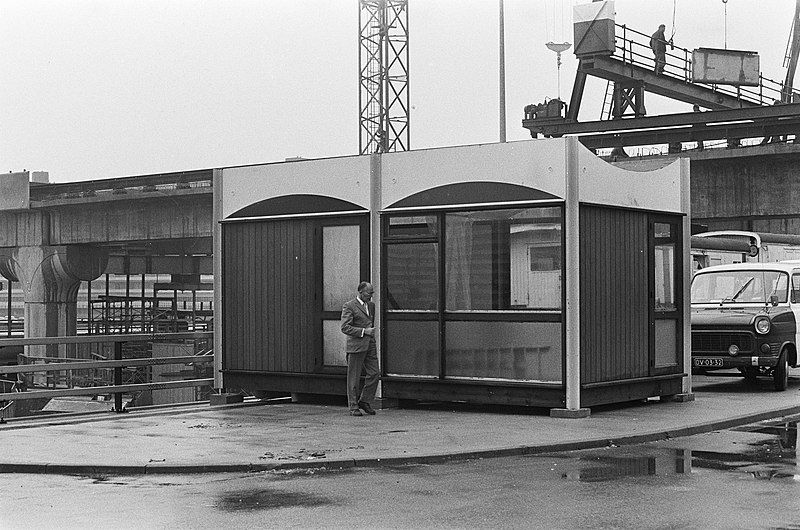 File:Nieuw bushuisje in Bijlmermeer, Bestanddeelnr 926-6974.jpg