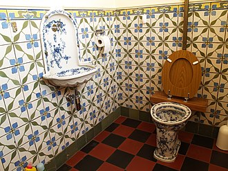 Flush toilet and sink, probably manufactured around 1900. Notariskantoor Valkenswaard 10.JPG