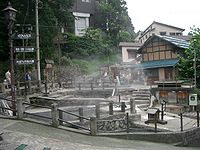 長野・野沢温泉の麻釜全景。この地では古くは、麻を熱い源泉にひたし、その後、皮をむいた[34]。