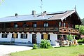 Gebäude in der Riedstraße 20 in Oberwarngau, Gemeinde Warngau, Landkreis Miesbach, Regierungsbezirk Oberbayern, Bayern. Ehemals als Baudenkmal unter Aktennummer D-1-82-136-6 in der Bayerischen Denkmalliste aufgeführt.