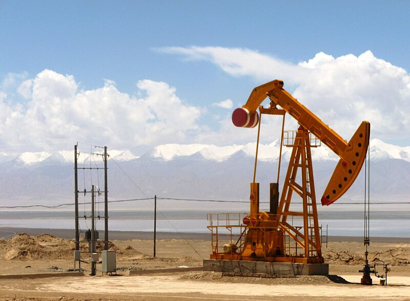 File:Oil well in Tsaidam.jpg