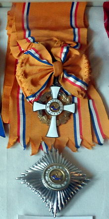 Sash with badge and star of the grade Grand Cross Order of the Crown (Netherlands) Grand Cross.jpg