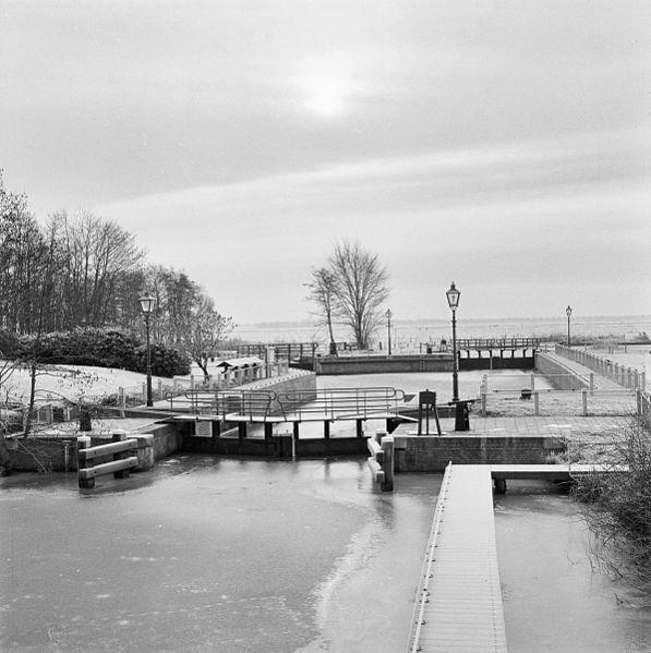 File:Overzicht sluis in de rivier de Linde bij de splitsing met de Helomavaart - Oldetrijne - 20342342 - RCE.jpg