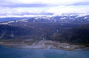 L'insediamento di Pangnirtung sul fiordo omonimo, un ramo orientale del Cumberland Sound