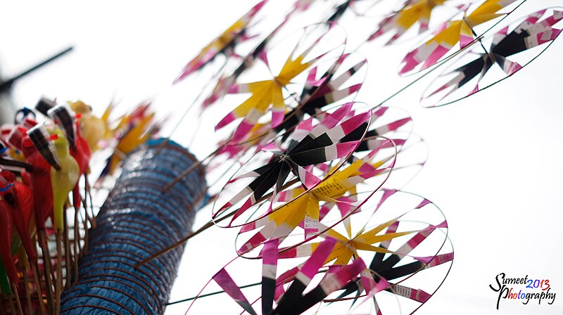 File:Paper fans Sale Bonalu.jpg