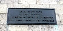Plaque commémorative indiquant que le premier obus de la Bertha, est tombé devant l'immeuble du no 6, quai de la Seine le 23 mars 1918