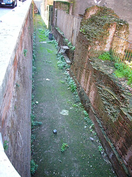 File:Pigna - muro dei Saepta Iulia a via della Minerva 1060179.JPG