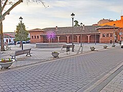 En la plaza de la Guardia Civil anteriormente denominada como plaza de los enanos, se ubica la antigua escuela de Parla