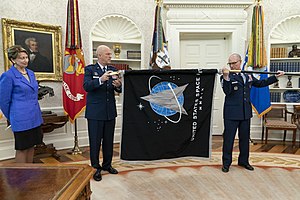 גנרל ג'יי ריימונד ורוג'ר טוברמן מציגים לנשיא ארצות הברית דונלד טראמפ את דגל חיל החלל החדש