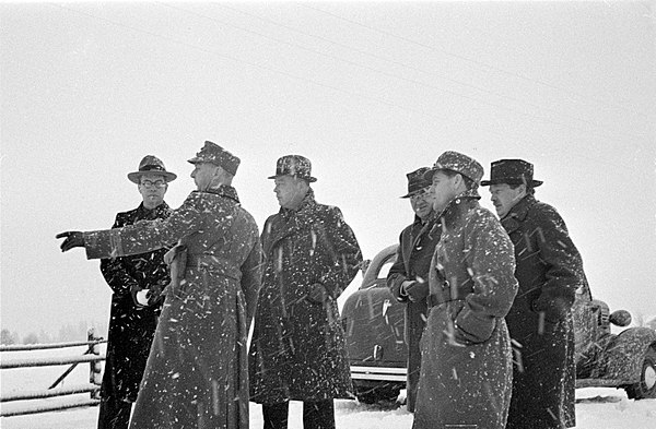 29 November 1939, foreign journalists at Mainila, where a border incident between Finland and the Soviet Union escalated into the Winter War.