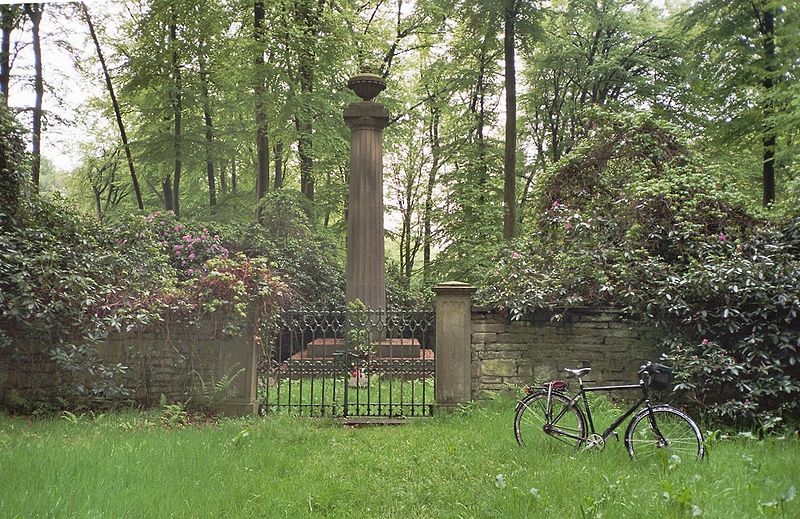 File:Privatfriedhof Ardeygebirge02.jpg