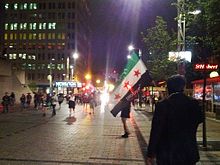 Die alte Flagge Syriens bei einer Demonstration in Montreal