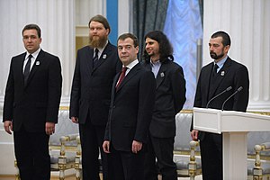 English: Russian President Dmitry Medvedev handing 2008 prizes in the field of science and innovations to young scientists Русский: Вручение премий президента Российской Федерации в области науки и инноваций для молодых ученых за 2008 год