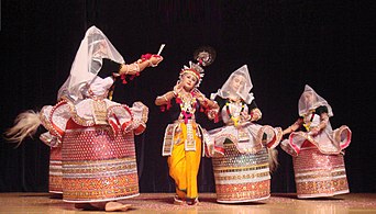 Manipuri raqs uslubidagi Rasa lila teatrlashtirilgan tomosha.