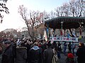 Rassemblement devant le kiosque à musique. À l’occasion de l’inauguration du local de Marie-Anne Baudoui-Maurel, candidate FN aux municipales 2014 de Digne, Marine Le Pen venait inaugurer la permance de la candidate, et un rassemblement de protestation était organisé par un collectif manosquin.