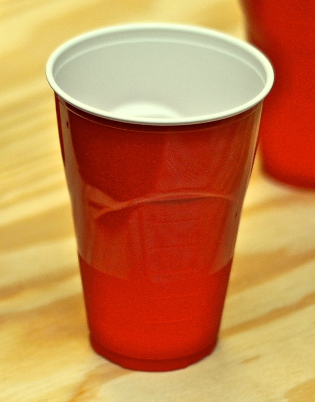 https://upload.wikimedia.org/wikipedia/commons/thumb/7/78/Red_solo_cup.jpg/640px-Red_solo_cup.jpg