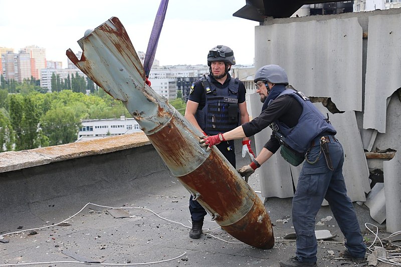 File:Removal of air-dropped bomb FAB-500 from 9-storey house in Kharkiv (03).jpg