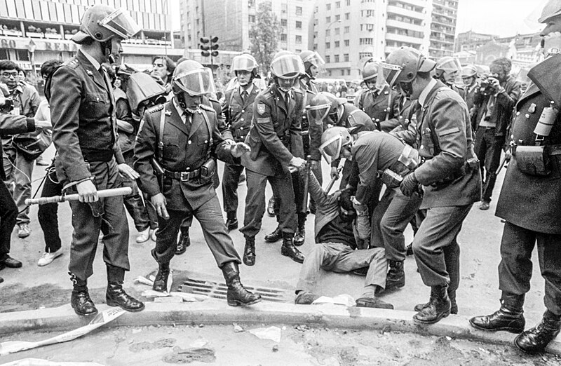 File:Represión a manifestantes por el Día Internacional de la Mujer. Marzo 1987.jpg