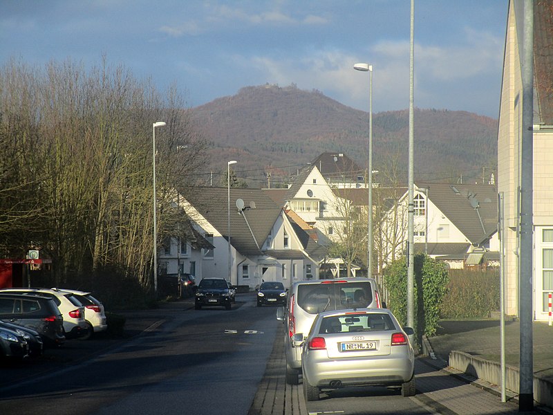 File:Rheinbreitbach Bürresheimer Straße Blick Löwenburg.jpg