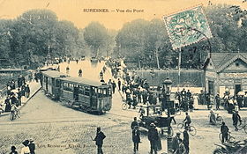 Een tram en zijn twee aanhangwagens op de brug van Suresnes in 1900