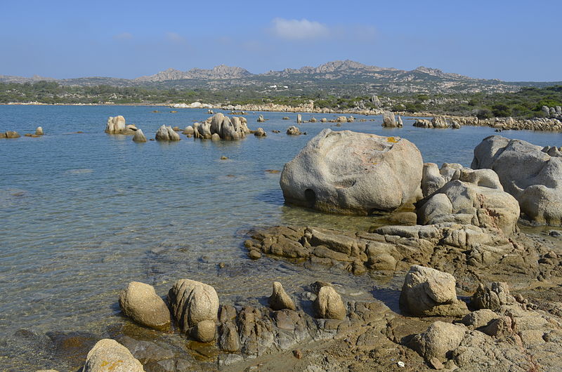 File:Rochers de granit sur l ile de Caprera (Sardaigne).JPG