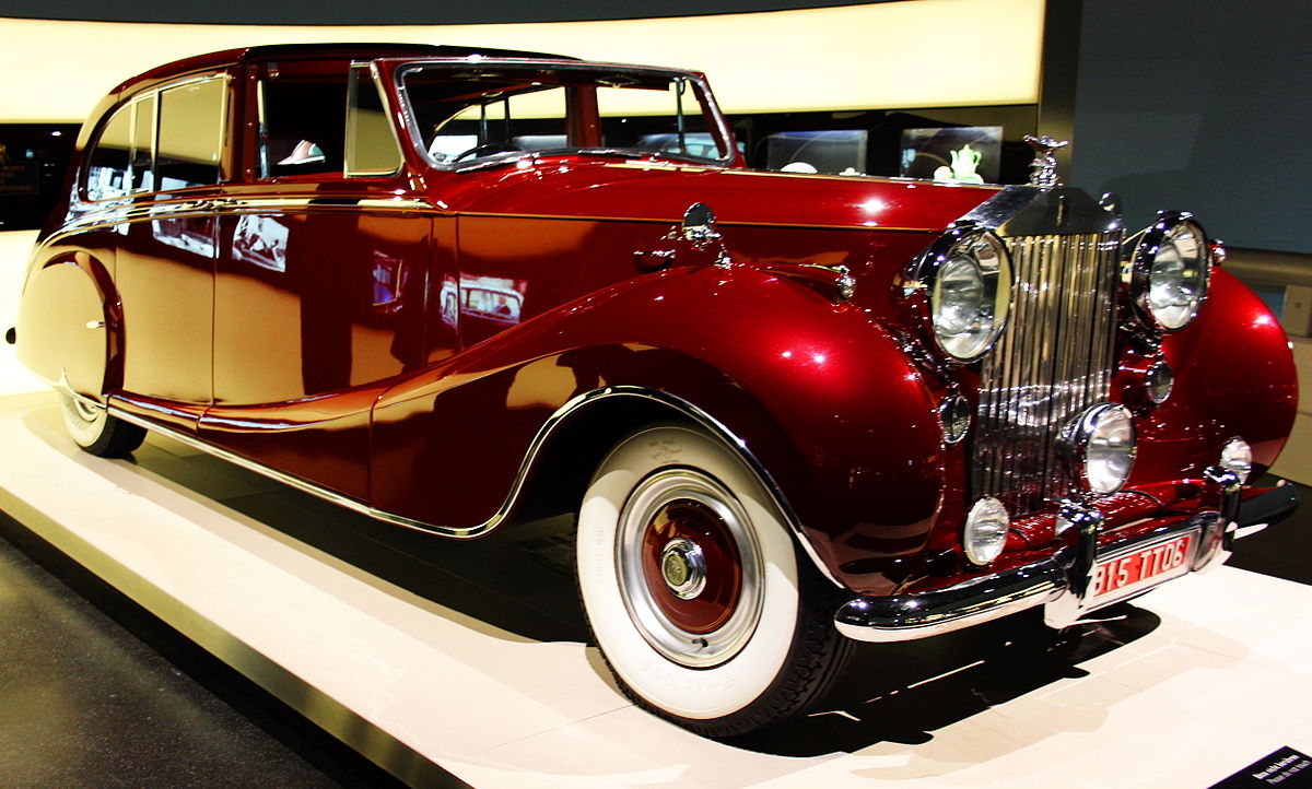 https://upload.wikimedia.org/wikipedia/commons/thumb/7/78/Rolls_Royce_Phantom_IV_1952.JPG/1200px-Rolls_Royce_Phantom_IV_1952.JPG