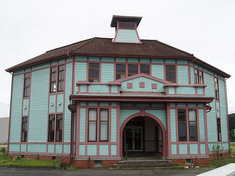 File:Ruins-of-Tottori-Agricultural-College-2013071401.jpg