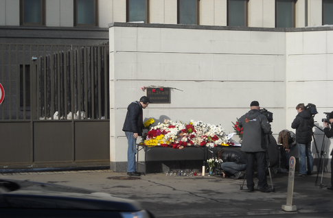 Russian people take flowers to the embassy of Japan in Moscow after the 2011 earthquake. slika: Elmor.