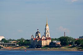 Historisch centrum gezien over de Wolga met de Transfiguratiekathedraal