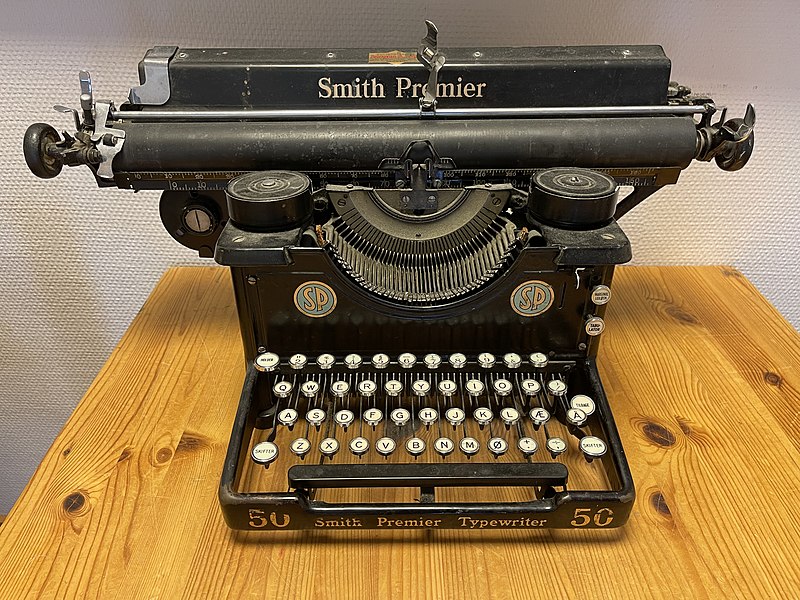 File:SMITH PREMIER vintage typewriter 1920-30s wide carriage dusty worn without ribbon Danish Norwegian keys Gammel skrivemaskin levert av Jørgen S. Lien Kontormaskiner Bergen (Odda skole 2022) IMG 1004.jpg