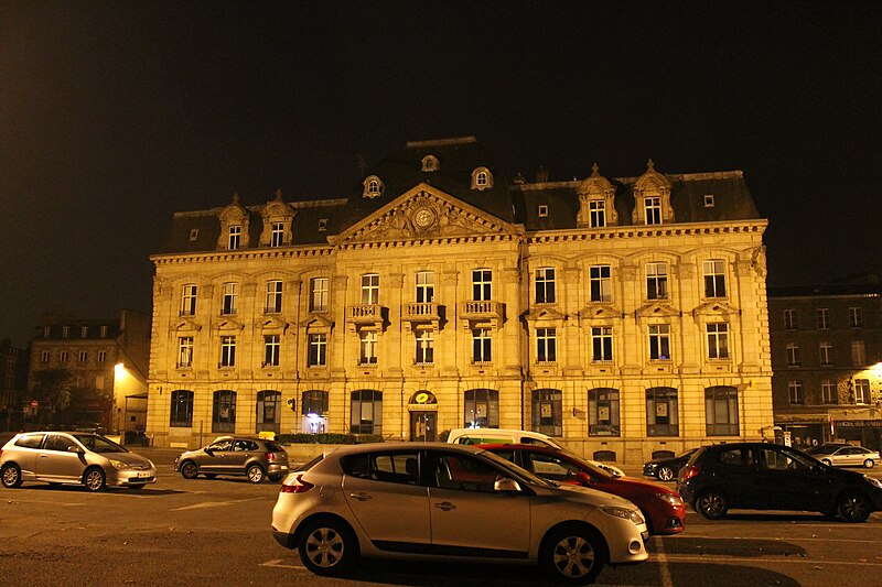 File:Saint-Brieuc - Hôtel des postes (nuit).jpg