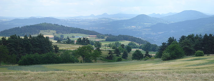 Saint-Maurice-de-Roche, panorama vers les Monts du Vélay.jpg