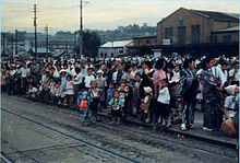 Straßenbahnhaltestelle vor dem Bahnhof (1946)