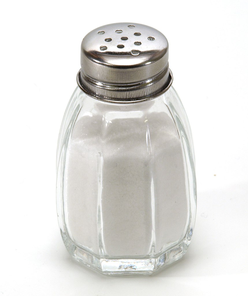 https://upload.wikimedia.org/wikipedia/commons/thumb/7/78/Salt_shaker_on_white_background.jpg/859px-Salt_shaker_on_white_background.jpg