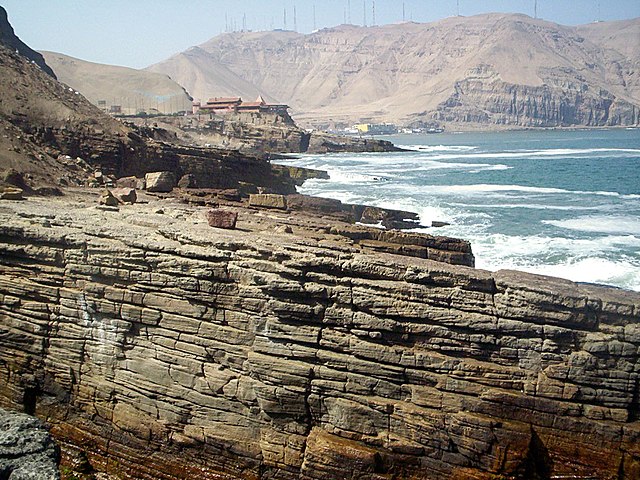 The seaward tilting of the sedimentary strata of Salto del Fraile Formation in Peru was caused by the Andean orogeny.