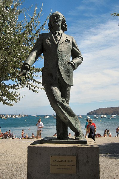 File:Salvador Dali - Statue - Cadaques - Spain.jpg