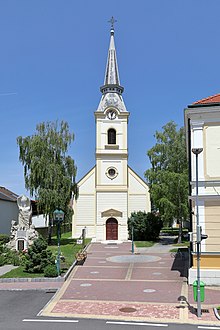 Pfarrkirche Sarasdorf und links das Kriegerdenkmal