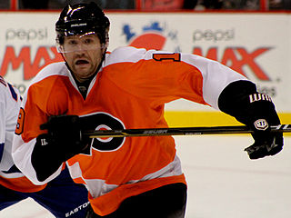 Photographie de Hartnell avec le maillot orange des Flyers de Philadelphie en 2010