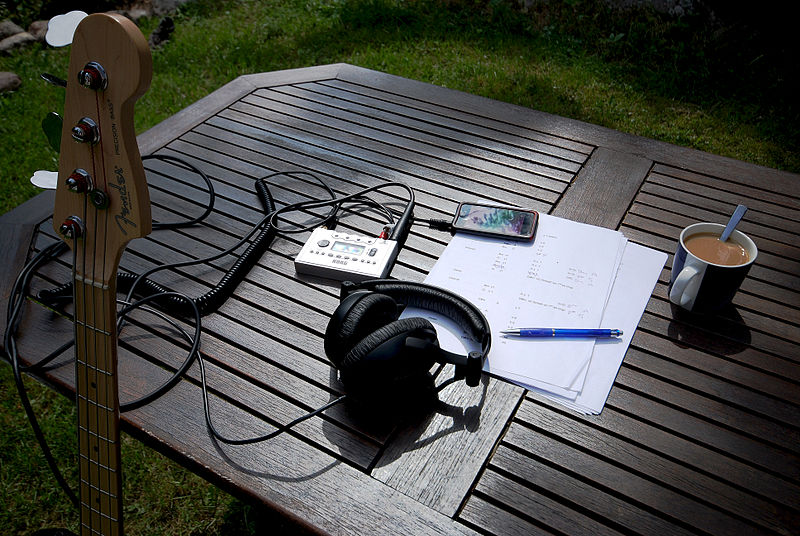 File:Setting up to try cram in some practice outside - It's a tuff life! (by Don Wright).jpg