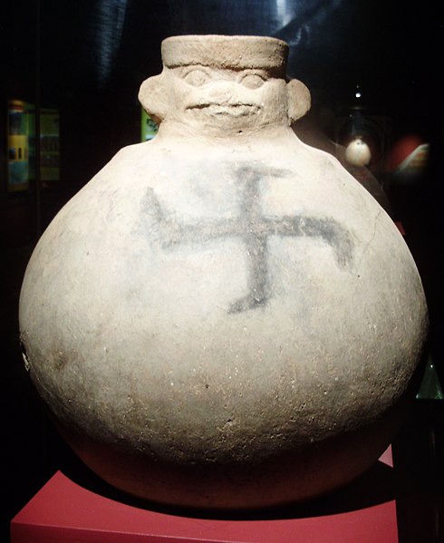 File:Sican-Vessel-in-the-Huaca-Rajada-Site-Museum-001.JPG